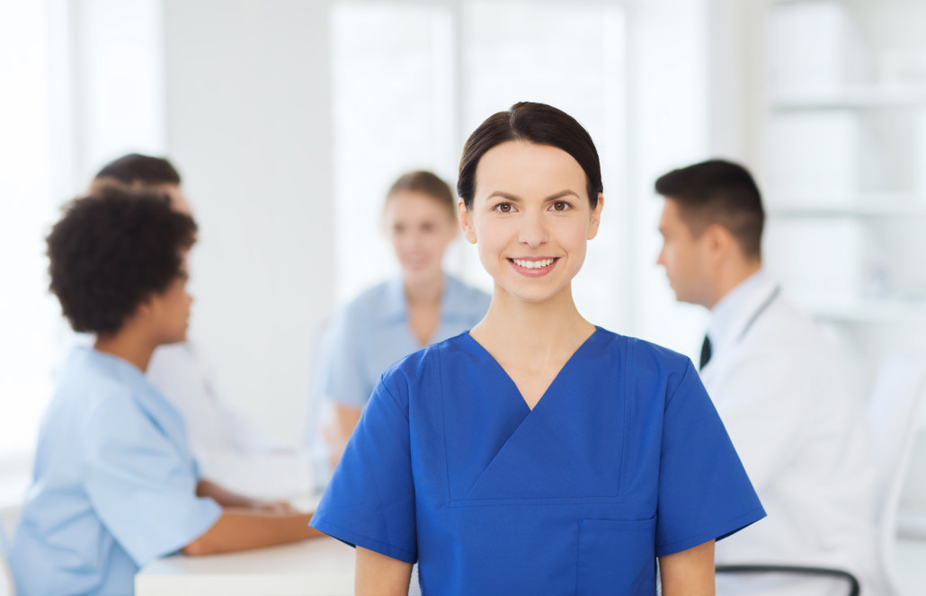 medizinisches Fachpersonal (Krankenpflegerin im Vordergrund)